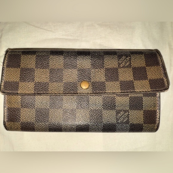Louis Vuitton Handbags - Louis Vuitton Damier Ebene Sarah Wallet pre loved condition​